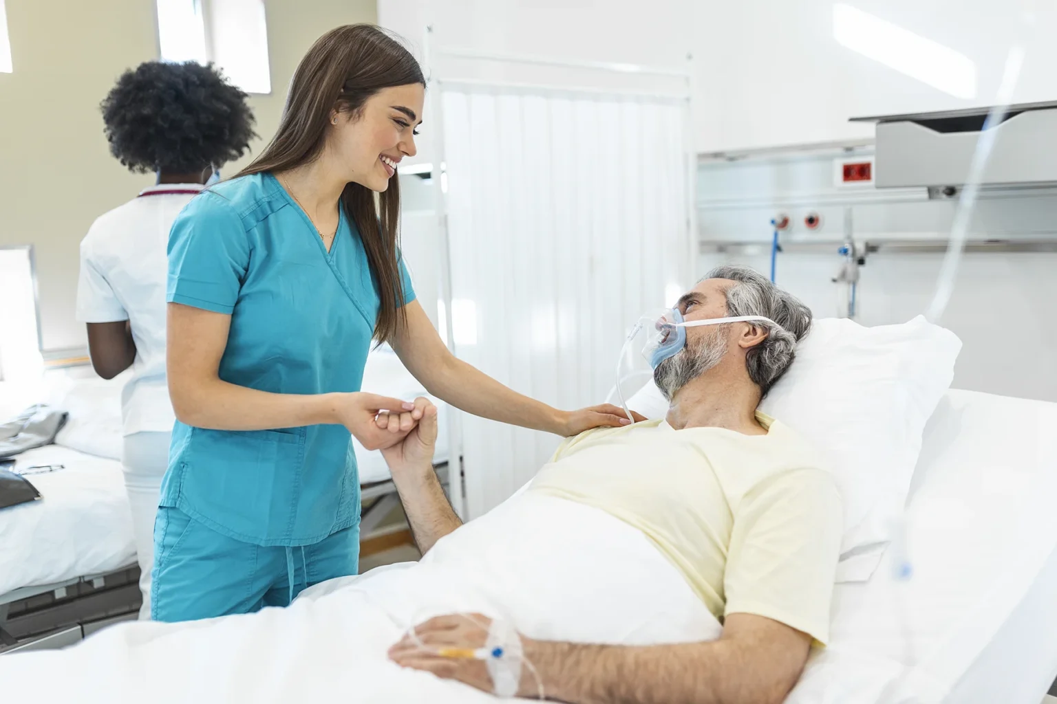 medico-ou-enfermeiro-segurando-as-maos-paciente-senior-e-confortando-o