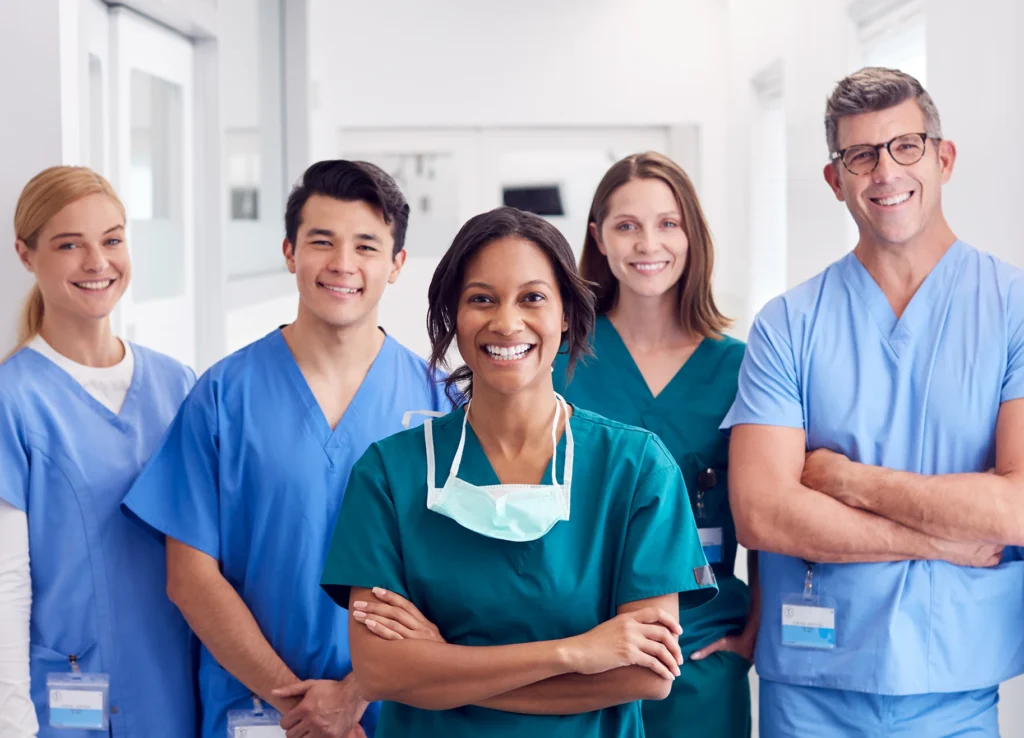 retrato-de-uma-equipe-de-enfermeirosl-sorridentes-de-pe-no-corredor-hospital