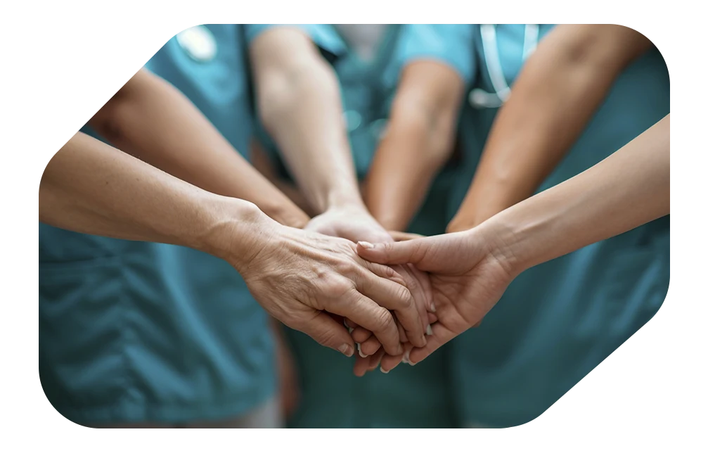 um-grupo-de-medicos-e-enfermeiros-sorridente-em-pe-uma-equipa-de-medicos-e-infermeiros-de-maos-dadas
