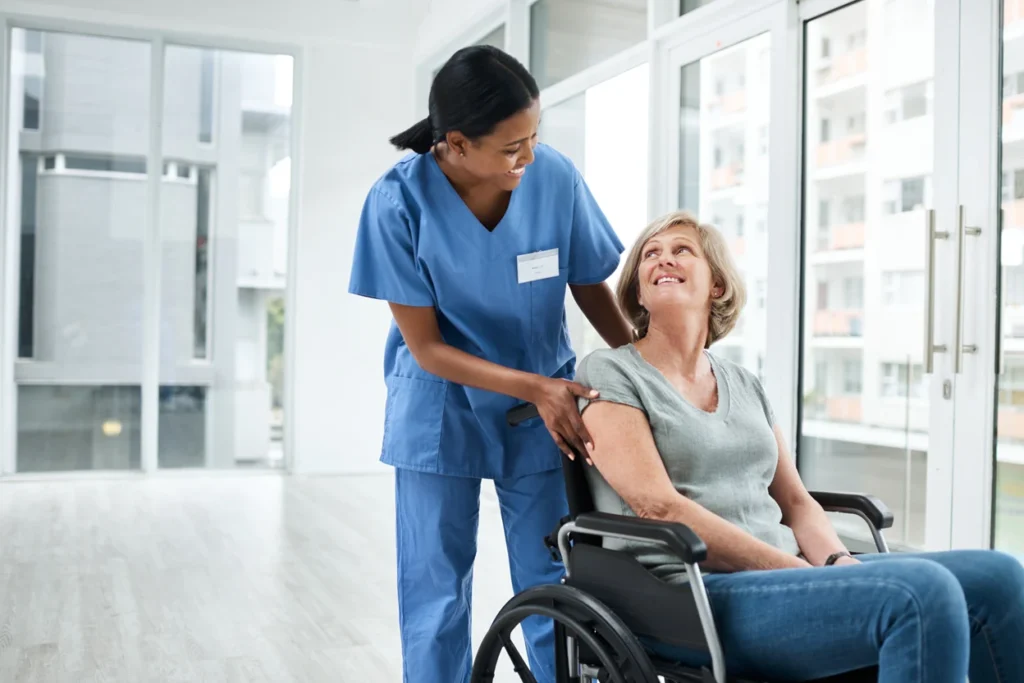 acompanhante-hospitalar-e-mulher-idosa-em-cadeira-de-rodas-de-reabilitacao-cuidados-de-saude-e-recuperacao-de-lesoes-mobilidade