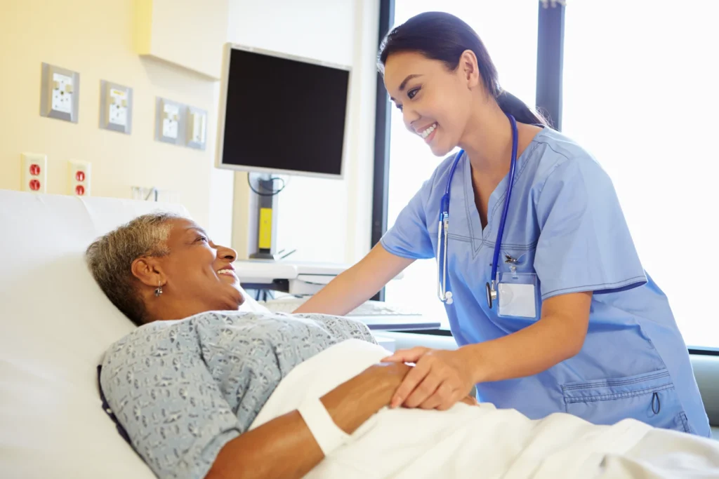 enfermeira falar com uma mulher idosa no quarto hospital