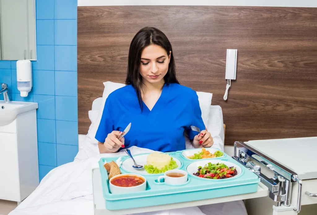 Bandeja com café da manhã para a jovem paciente de pós-cirúrgico